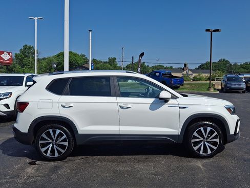 Certified 2023 Volkswagen Taos SE w/ Panoramic Sunroof Package AWD/4WD image 7