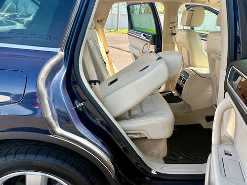 Used 2012 Volkswagen Touareg TDI image 26