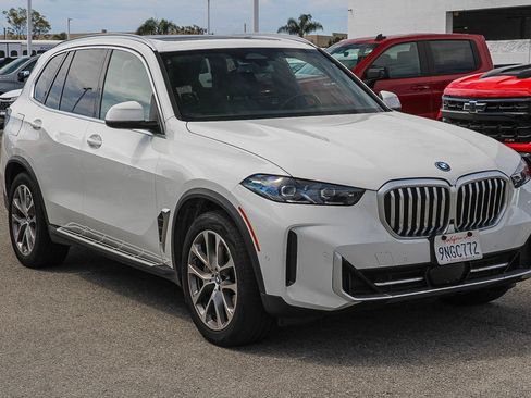 Used 2025 BMW X5 xDrive50e AWD/4WD image 3
