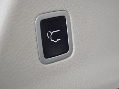 Used 2023 Chrysler Pacifica Limited FWD image 9