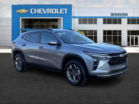 Used 2025 Chevrolet Trax LT w/ Driver Confidence Package image 6