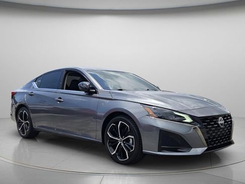 Used 2024 Nissan Altima 2.5 SR FWD image 9