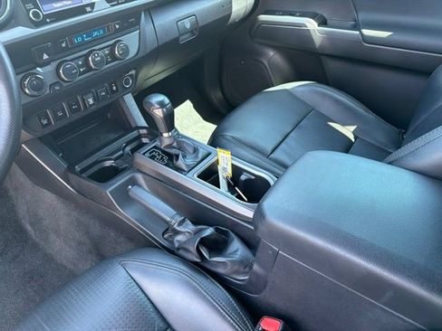 Used 2020 Toyota Tacoma TRD Off-Road w/ TRD Premium Off Road Package AWD/4WD image 19