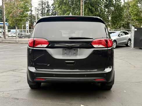 Used 2019 Chrysler Pacifica Touring Plus w/ S Appearance Package FWD image 6