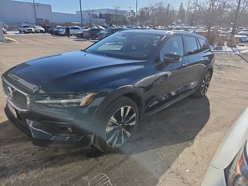 Used 2022 Volvo V60 T5 Cross Country image 4