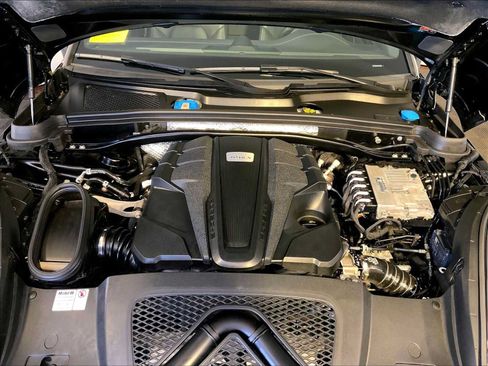 Certified 2021 Porsche Macan S AWD/4WD image 32