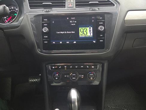 Used 2020 Volkswagen Tiguan SE w/ Panoramic Sunroof Package image 9