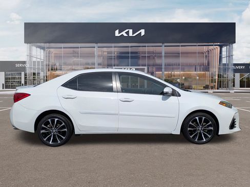 Used 2018 Toyota Corolla SE w/ SE Premium Package FWD image 3