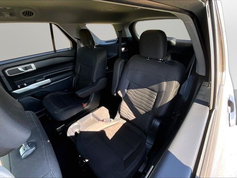 Used 2021 Ford Explorer XLT AWD/4WD image 18