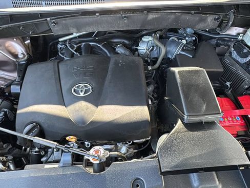 Used 2018 Toyota Highlander Plus w/ Carpet Mat Package (TMS) FWD image 25