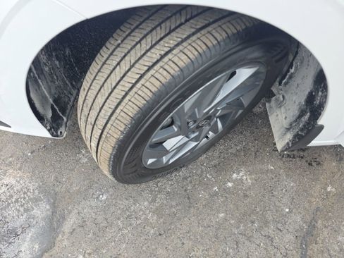 Used 2025 Hyundai Elantra Blue image 11