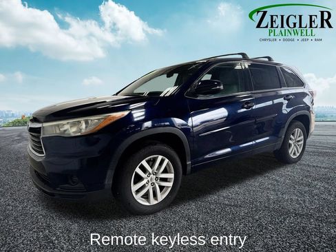 Used 2015 Toyota Highlander LE FWD image 2
