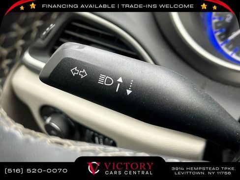 Used 2023 Chrysler Pacifica Touring-L image 38