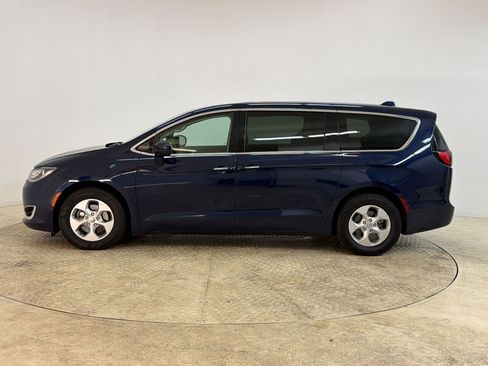 Used 2018 Chrysler Pacifica Touring Plus FWD image 2