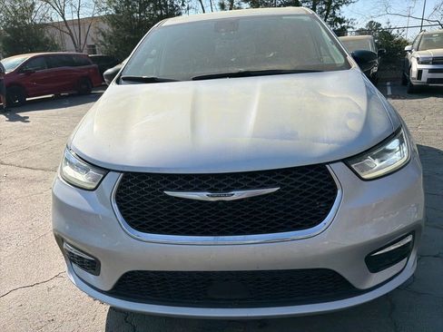 Used 2024 Chrysler Pacifica Touring-L image 2