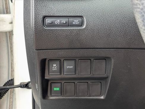 Used 2015 Nissan Rogue SV FWD image 11