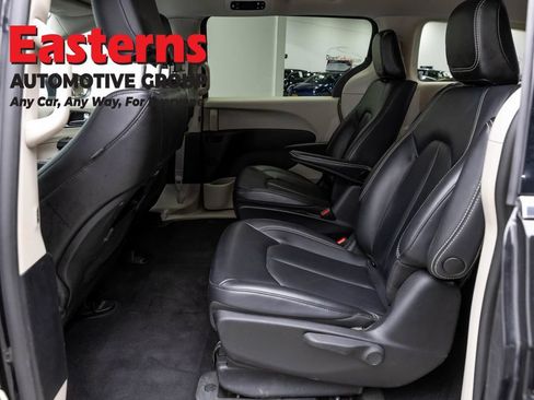 Used 2023 Chrysler Pacifica Touring-L FWD image 22