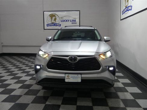 Used 2021 Toyota Highlander LE image 2
