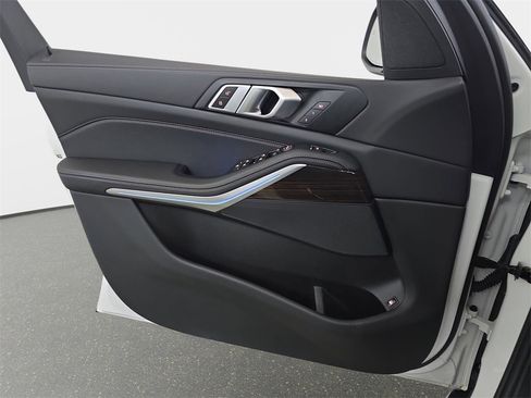 Used 2024 BMW X5 xDrive50e w/ Parking Assistance Package image 29