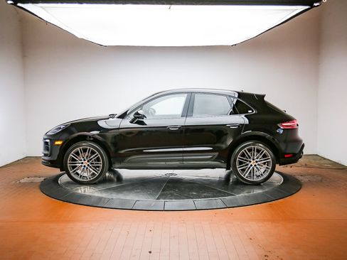 Certified 2025 Porsche Macan AWD/4WD image 2