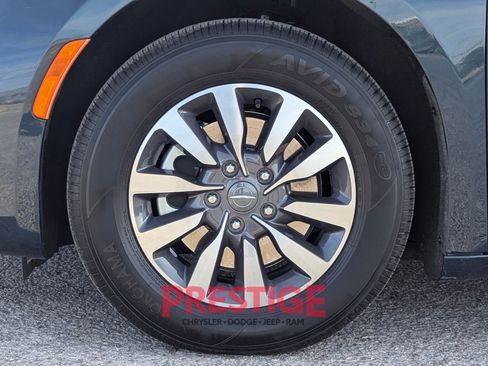 Used 2024 Chrysler Pacifica Select image 35