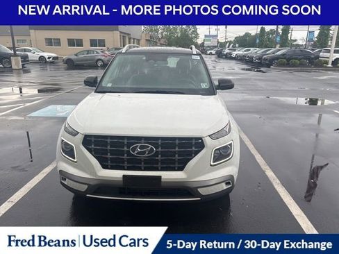 Used 2023 Hyundai Venue Limited FWD image 2