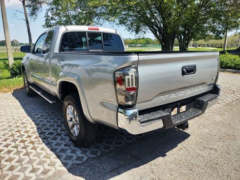 Used 2017 Toyota Tacoma TRD Sport image 5