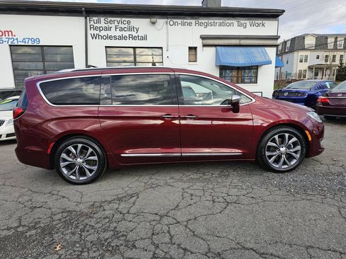 Used 2019 Chrysler Pacifica Limited w/ Tire & Wheel Group image 4