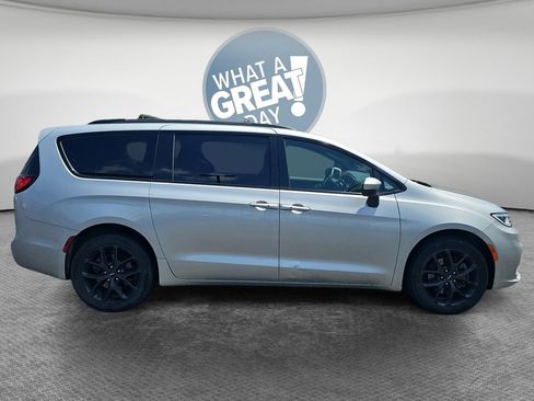 Used 2023 Chrysler Pacifica Touring-L w/ S Appearance Package AWD/4WD image 2