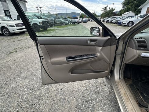 Used 2005 Toyota Camry LE FWD image 12