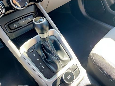 Used 2025 Hyundai Venue SEL image 16