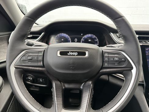 Used 2023 Jeep Grand Cherokee Limited AWD/4WD image 14