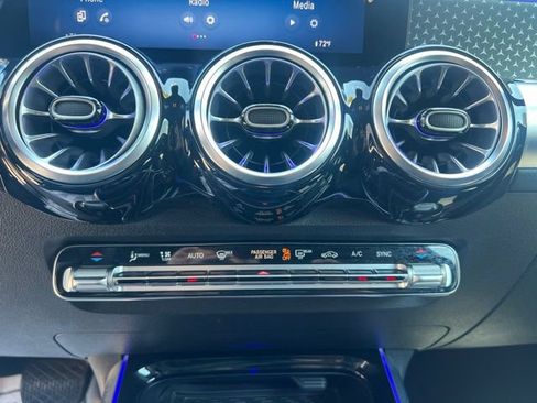 Used 2025 Mercedes-Benz GLB 250 4MATIC image 33