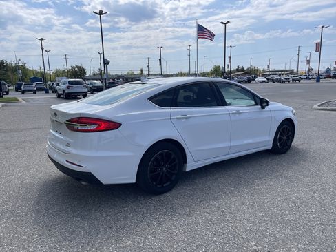 Used 2019 Ford Fusion SE FWD image 4
