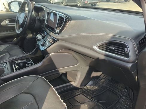 Certified 2022 Chrysler Pacifica Limited w/ Uconnect Theater Family Group image 28