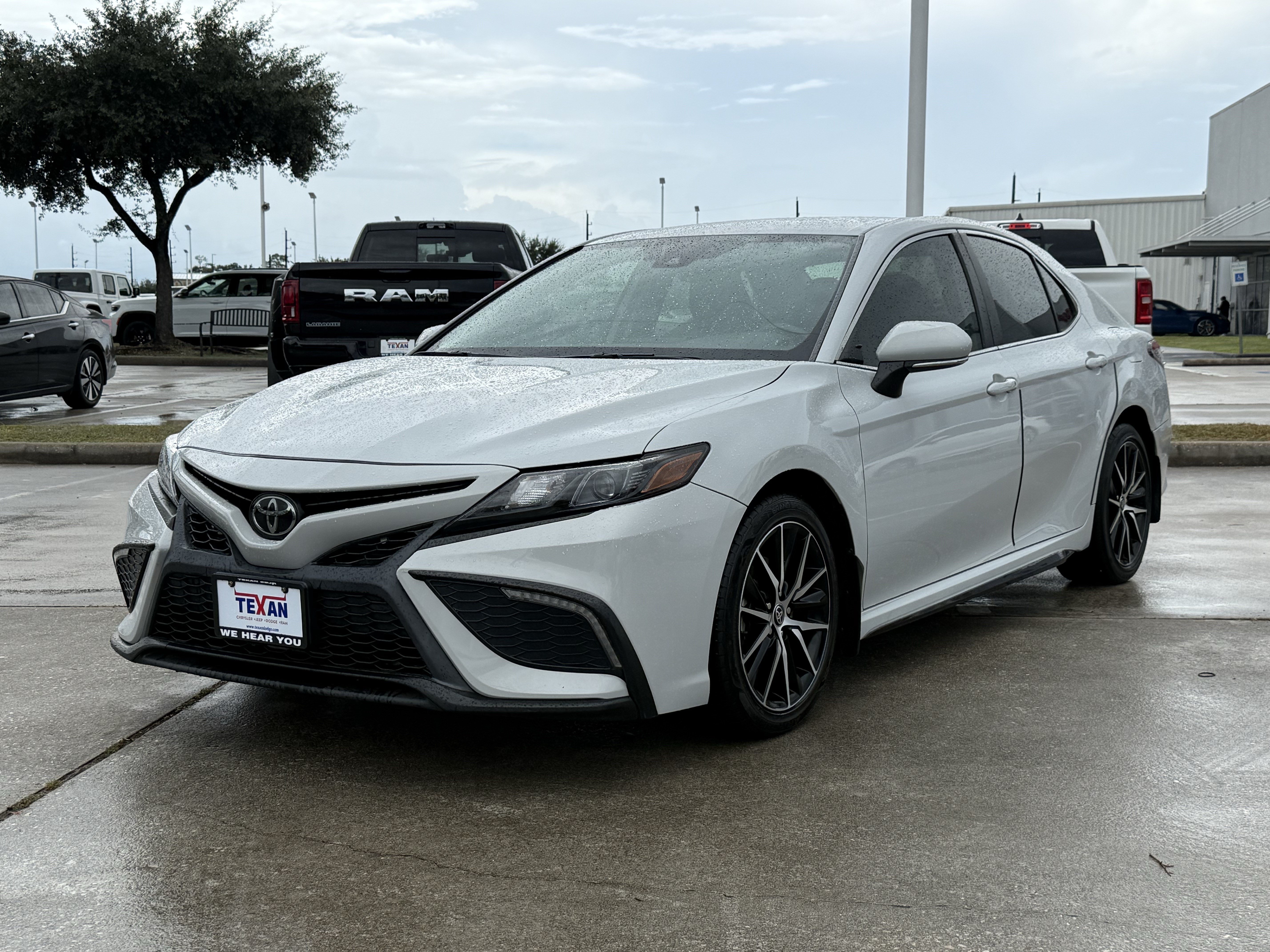 Used 2023 Toyota Camry SE FWD image 9