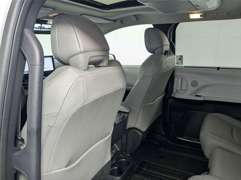 Used 2025 Toyota Sienna XLE w/ XLE Plus Package FWD image 35