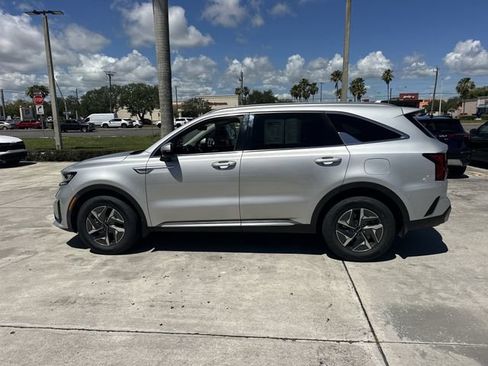 Certified 2022 Kia Sorento EX FWD image 9
