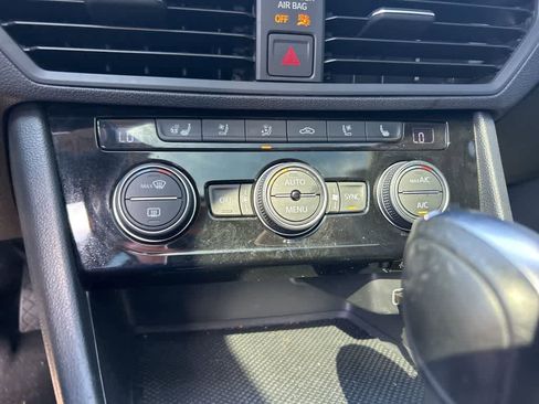 Used 2019 Volkswagen Jetta SEL Premium image 18