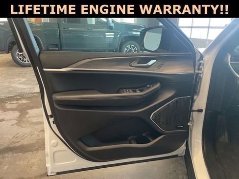 Used 2024 Jeep Grand Cherokee Limited image 11