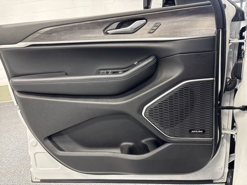 Used 2024 Jeep Grand Cherokee Limited w/ Black Appearance Package image 30