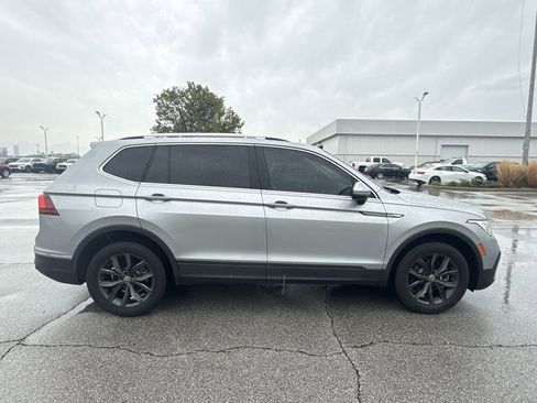 Used 2022 Volkswagen Tiguan SE w/ Panoramic Sunroof Package AWD/4WD image 9