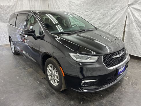 Used 2024 Chrysler Pacifica Touring-L FWD image 4