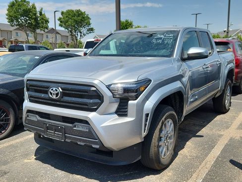 Used 2025 Toyota Tacoma SR5 AWD/4WD image 3