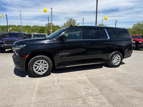 Used 2024 Chevrolet Suburban LT AWD/4WD image 2