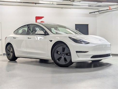 Used 2023 Tesla Model 3 Standard Range image 2