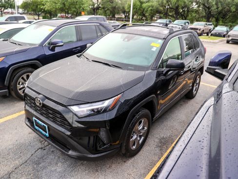Used 2025 Toyota RAV4 LE AWD/4WD image 3