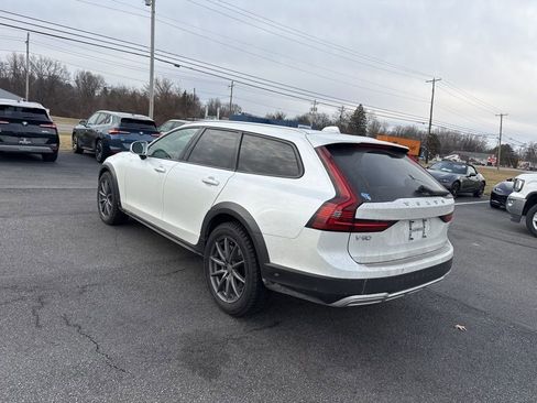 Used 2023 Volvo V90 B6 Cross Country Ultimate w/ Climate Package image 5