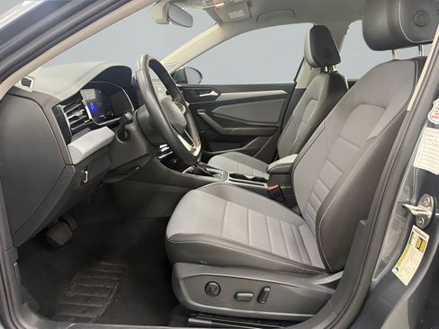 Used 2025 Volkswagen Jetta SE FWD image 11