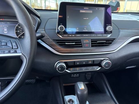 Used 2025 Nissan Altima 2.5 SV FWD image 17